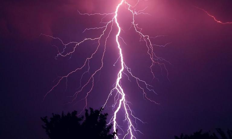 Τραγωδία στη Σκόπελο: Νεκρή γυναίκα από κεραυνό