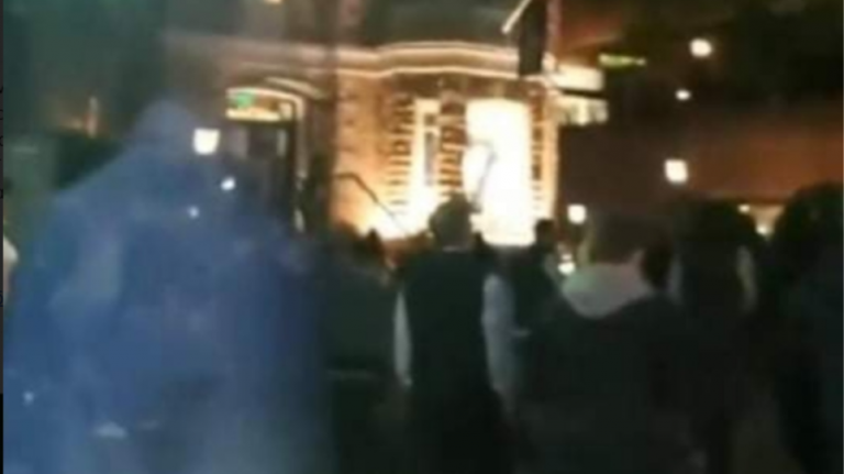 Ουρές και στην Κηφισιά για take away ποτό – Μπαρ αγνόησε τα μέτρα και κάλεσε κόσμο