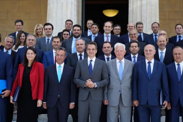 Ανασχηματισμός : Τι έχει γράψει στο μπλοκάκι του ο πρωθυπουργός για τη νέα κυβέρνηση