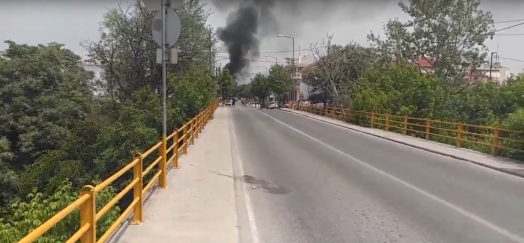 Λάρισα: Επεισόδια στον οικισμό Ρομά – Αρνούνται να μεταφερθούν τα 35 κρούσματα κοροναϊού