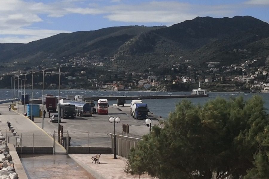 Στο λιμάνι αντί για καραντίνα πρόσφυγες που έφτασαν στη Μυτιλήνη