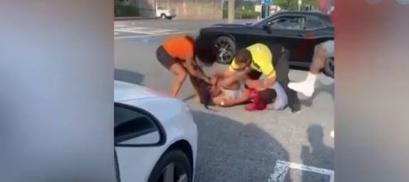 ΗΠΑ: Άγριο μαλλιοτράβηγμα σε σούπερ μάρκετ για μία θέση στην ουρά