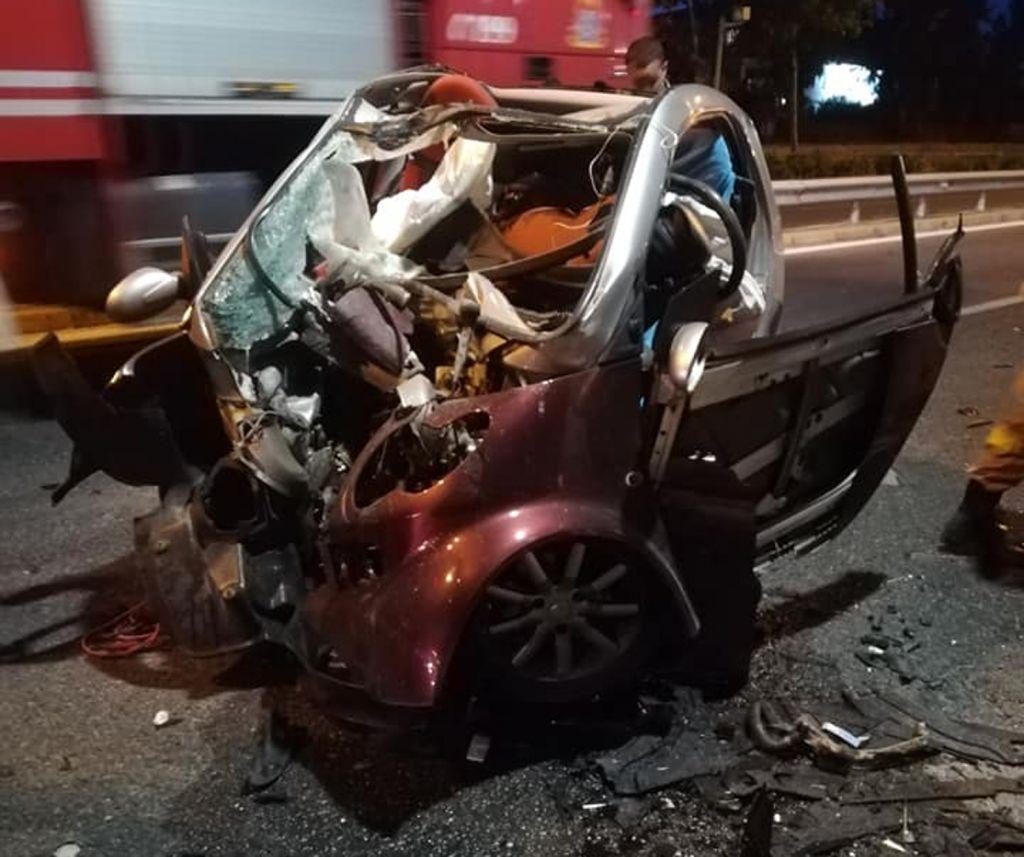 Σφοδρό τροχαίο στη Μαραθώνος – Σώθηκε από θαύμα η οδηγός