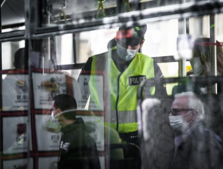 Άρση μέτρων: Παραβάσεις για μη τήρηση απόστασης και μη χρήση μάσκας