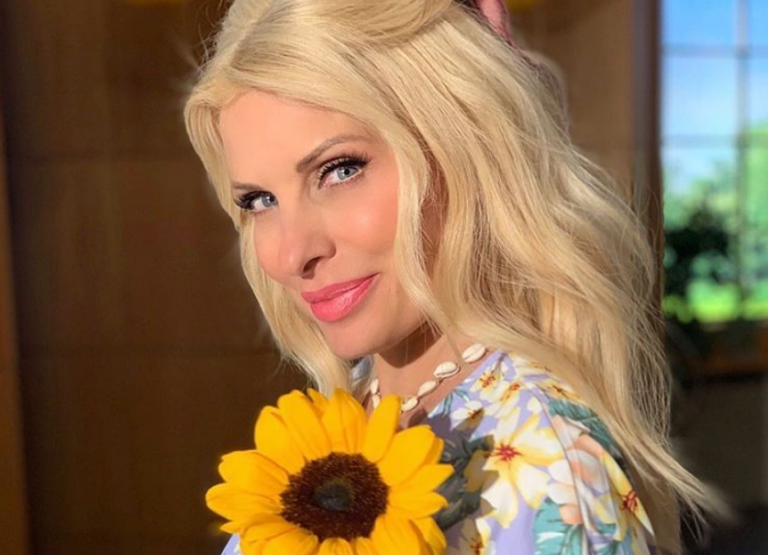 Ελένη Μενεγάκη : Μια αγκαλιά ευχές για τη γιορτή της