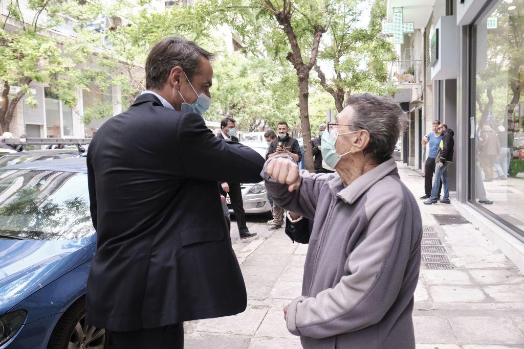 Στο Παγκράτι ο Μητσοτάκης – Μίλησε με πολίτες για τη νέα καθημερινότητα