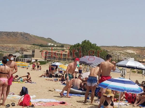 Το αδιαχώρητο σε παραλία του Ηρακλείου – Δεν τηρήθηκαν ούτε καν οι αποστάσεις
