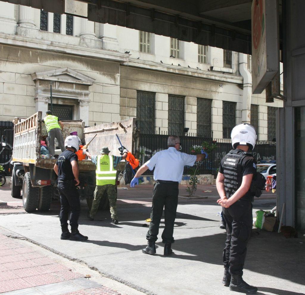 Συνεχίζονται οι επιχειρήσεις καθαρισμού κοινόχρηστων χώρων από τον δήμο Πειραιά