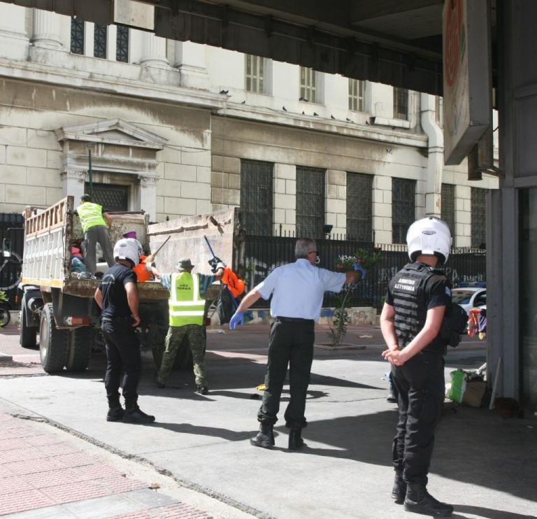 Συνεχίζονται οι επιχειρήσεις καθαρισμού κοινόχρηστων χώρων από τον δήμο Πειραιά