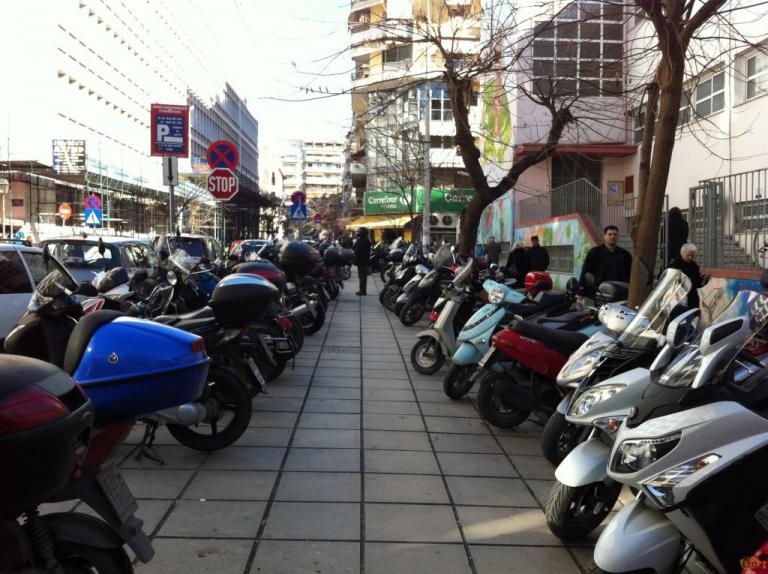 Κοροναϊός : Ακατάλληλα τα περισσότερα πεζοδρόμια των πόλεων για την τήρηση των αναγκαίων αποστάσεων