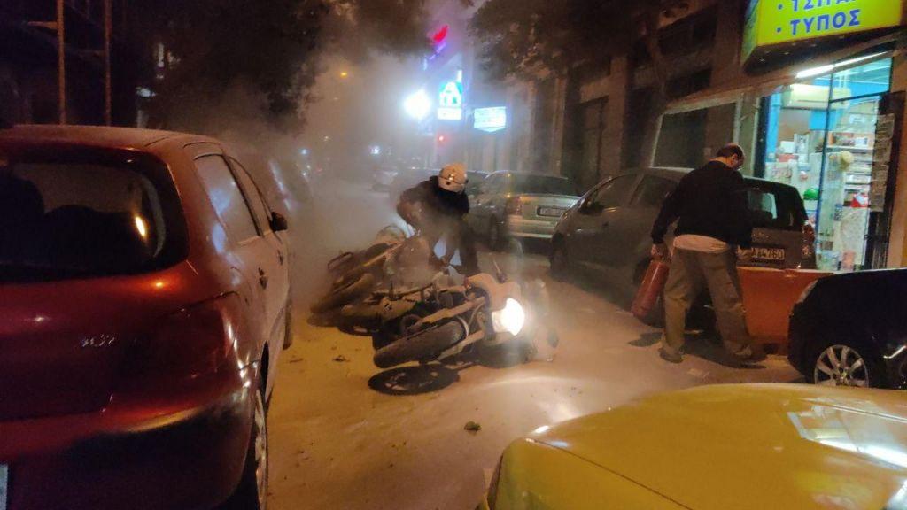 Κυψέλη : Επεισόδια και κυνηγητό με αστυνομικούς – Άγνωστοι έσπασαν βιτρίνα σούπερ μάρκετ