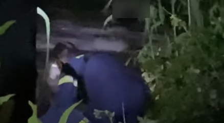 Στιγμές αγωνίας για 21χρονο που παρασύρθηκε από χείμμαρο – Η δραματική διάσωση