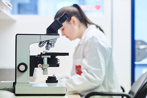 Κοροναϊός : Στο μικροσκόπιο των ερευνητών οι γενετικές μεταλλάξεις του ιού