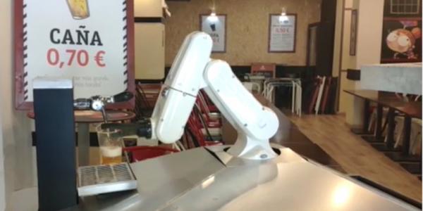 Κοροναϊός: Ρομπότ ανέλαβε χρέη μπάρμαν στη Σεβίλλη