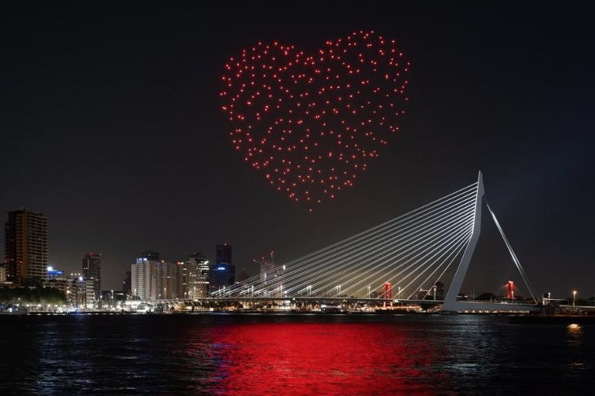 Μια παλλόμενη καρδιά από drones στον ουρανό του Ρότερνταμ