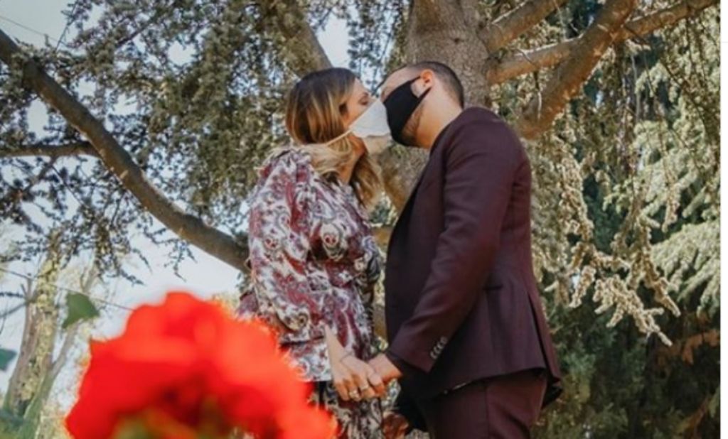 Ελληνίδα τραγουδίστρια παντρεύτηκε εν μέσω κοροναϊού με μάσκα!