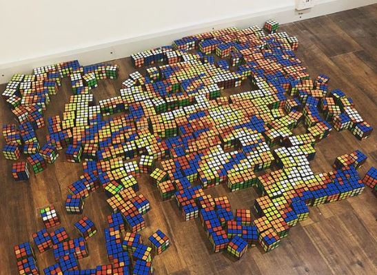 Καλλιτέχνης δημιουργεί πίνακες από κύβους του Ρούμπικ