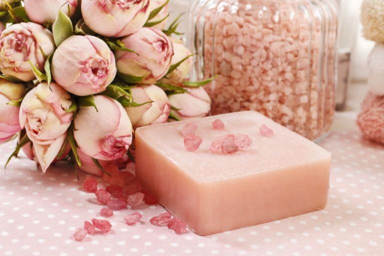 DIY: Αυτός είναι ο πιο απλός τρόπος να φτιάξετε χειροποίητο σαπούνι