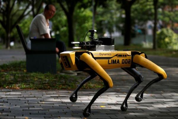 Σιγκαπούρη : Σκύλος-ρομπότ περιπολεί σε πάρκα για την τήρηση των μέτρων κοινωνικής αποστασιοποίησης
