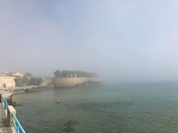 «Μεταφερόμενη ομίχλη» σκέπασε τα Χανιά – Πώς εξηγείται το φαινόμενο