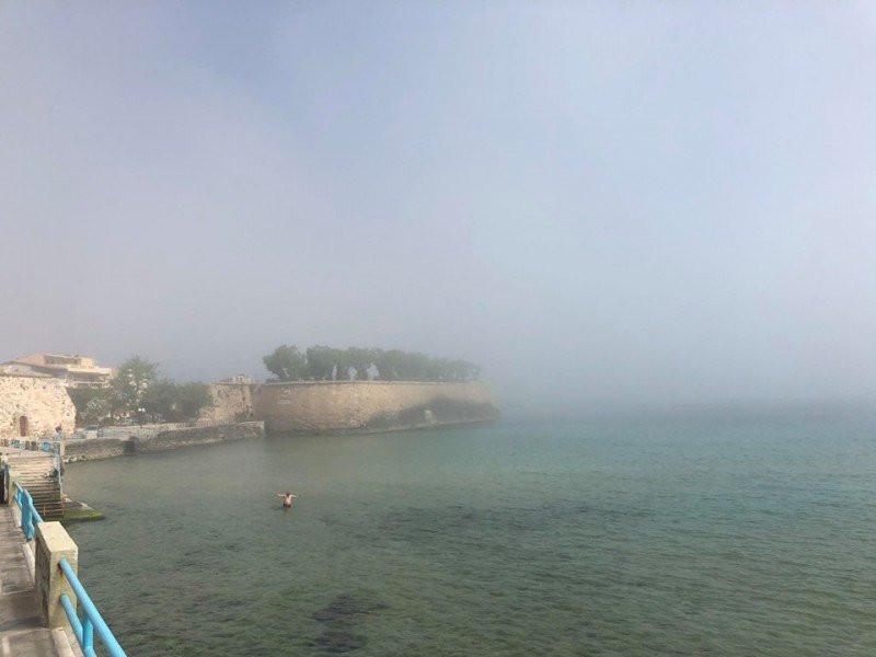 «Μεταφερόμενη ομίχλη» σκέπασε τα Χανιά - Πώς εξηγείται το φαινόμενο