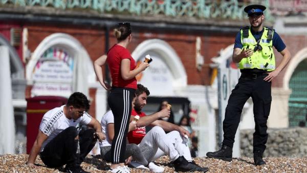 Συναθροίσεις : Βρετανοί ερευνητές εξηγούν γιατί οι νέοι είναι πιο απείθαρχοι
