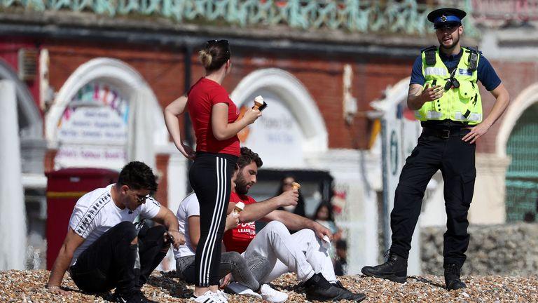 Συναθροίσεις : Βρετανοί ερευνητές εξηγούν γιατί οι νέοι είναι πιο απείθαρχοι