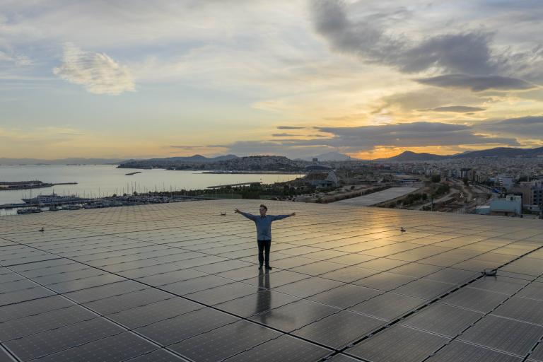 Ο Δημήτρης Καμαρωτός «μετέωρος» στο Νιάρχος – Πρώτη φορά συναυλία στο Ενεργειακό Στέγαστρο