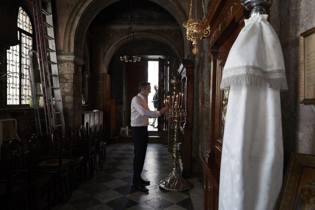 Η βόλτα του Μητσοτάκη στην Ερμού: Τι είπε με τους εμπόρους – Αναψε κερί στην Καπνικαρέα