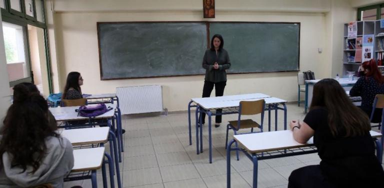 Ανοιχτά σχολεία : Η μάχη της κάμερας στη Βουλή και η επιφυλακτική επιστροφή στα θρανία