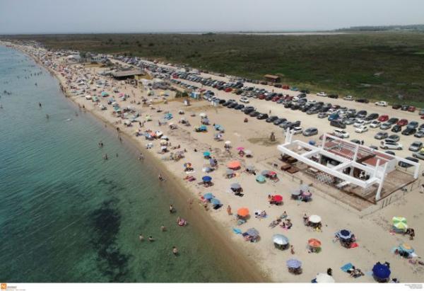 Θυμίζουν Δεκαπενταύγουστο οι παραλίες της Θεσσαλονίκης – Χαλαρά στις ξαπλώστρες με… αντισηπτικό