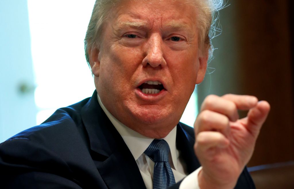 Έκκληση Τραμπ να ανοίξουν όλοι οι χώροι λατρείας στις ΗΠΑ