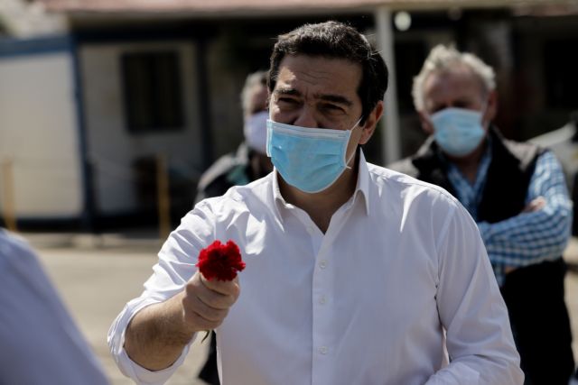 Με γαρύφαλλο και μάσκα ο Αλέξης στο Πέραμα