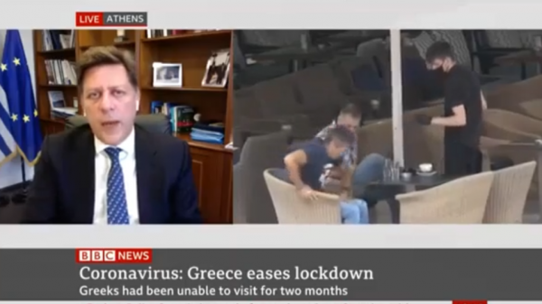 Viral το ατύχημα σερβιτόρου την ώρα της συνέντευξης Βαρβιτσιώτη στο BBC