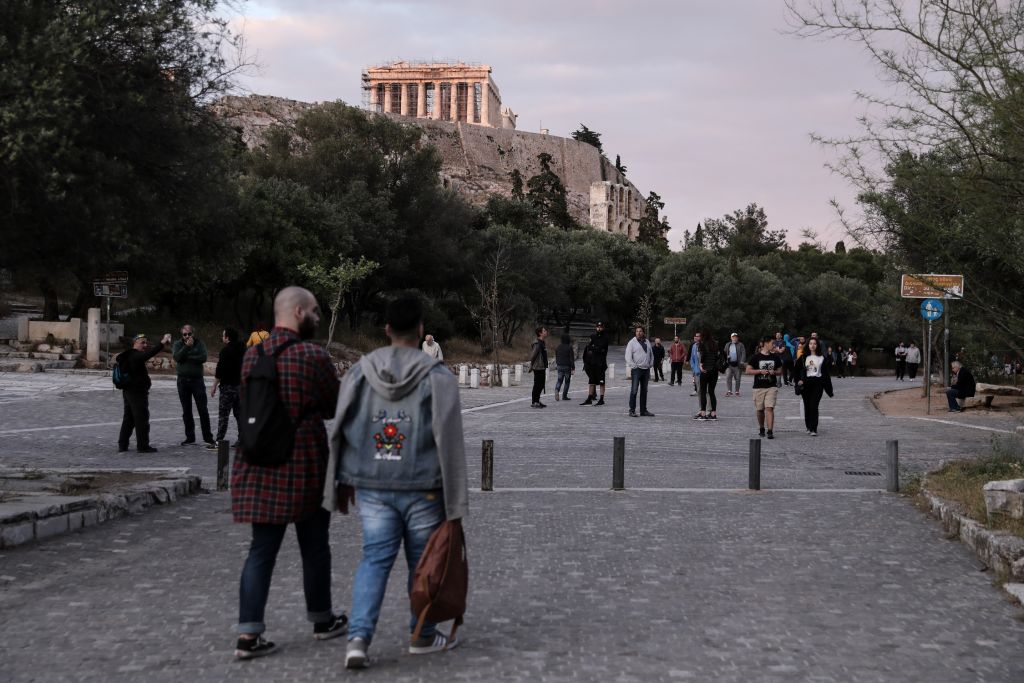 Κοροναϊός : Λουκέτα, πρόστιμα, τοπικές καραντίνες και απαγόρευση κυκλοφορίας στο τραπέζι