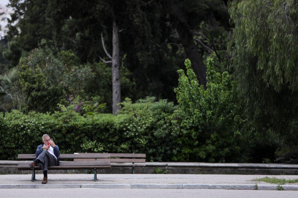 Κοροναϊός : Ελεύθερη Ελλάδα, αλλά με αυστηρές συστάσεις, μάσκες και αγωνία