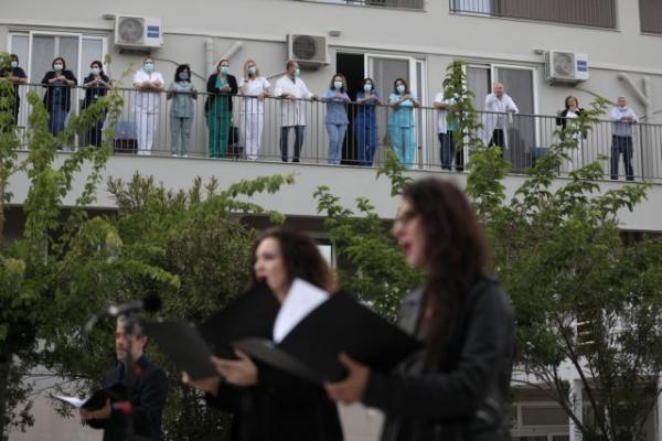 Δίπλα στους γιατρούς που μάχονται τον κοροναϊό στο Ασκληπιείο Βούλας η χορωδία της ΕΡΤ