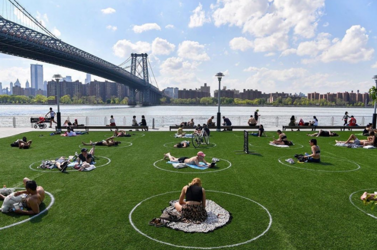 Τα πάρκα της Νέας Υόρκης γέμισαν λευκούς κύκλους