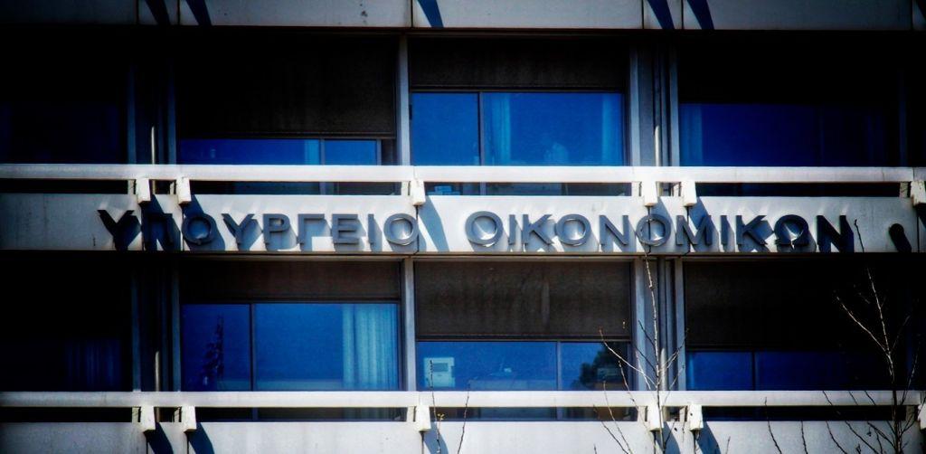 «Η κυβέρνηση δεν σχεδιάζει μειώσεις μισθών στο Δημόσιο», απαντά το ΥΠΟΙΚ στην Αντιπολίτευση