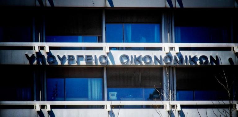 «Η κυβέρνηση δεν σχεδιάζει μειώσεις μισθών στο Δημόσιο», απαντά το ΥΠΟΙΚ στην Αντιπολίτευση