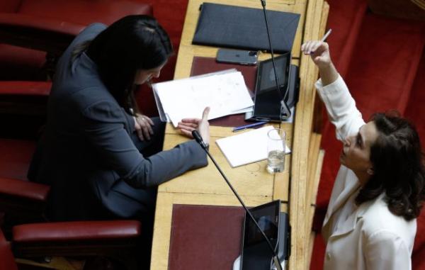 ΣΥΡΙΖΑ και ΚΙΝΑΛ κατά της Κεραμέως για τις κάμερες στα σχολεία