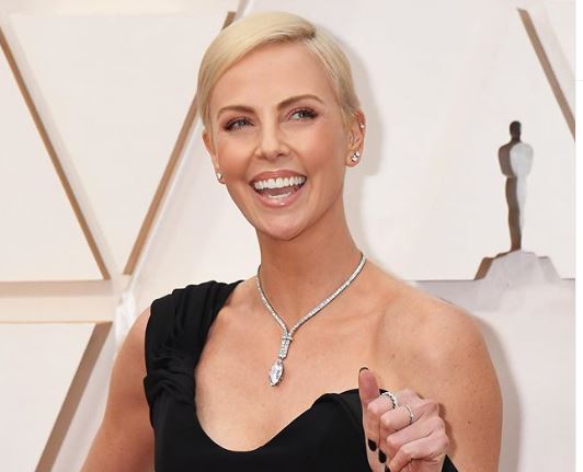 Ενδοοικογενειακή βία: Η Σαρλίζ Θερόν ευχαριστεί όσες συμμετείχαν στην εκστρατεία