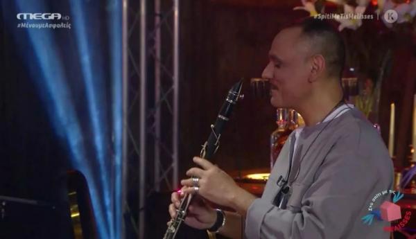 Ιδιαίτερη εκτέλεση στο «Γιατί» των Πυξ Λαξ από τις Μέλιsses με τον Βασιλόπουλο στο κλαρίνο