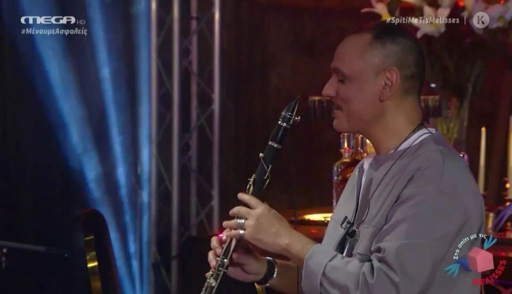 Ιδιαίτερη εκτέλεση στο «Γιατί» των Πυξ Λαξ από τις Μέλιsses με τον Βασιλόπουλο στο κλαρίνο