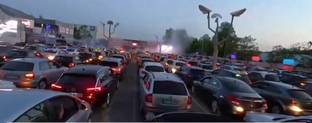 Η πανδημία άλλαξε τη διασκέδαση: Μόδα τα drive-in πάρτι