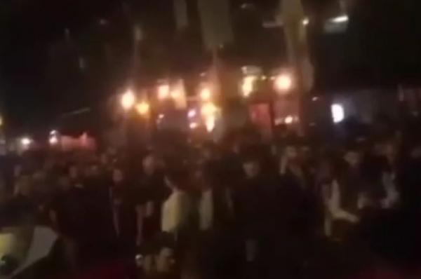 Αμείωτα συνεχίζονται τα υπαίθρια πάρτι στις πλατείες