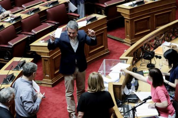 Τρεις ηχηρές απουσίες του ΚΙΝΑΛ στην ψηφοφορία για Παπαγγελόπουλο