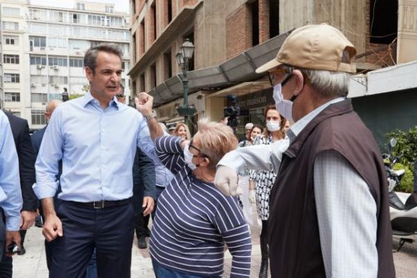 Επίσκεψη Μητσοτάκη στην αγορά του Πειραιά: Άκουσε τις ανησυχίες των επιχειρηματιών