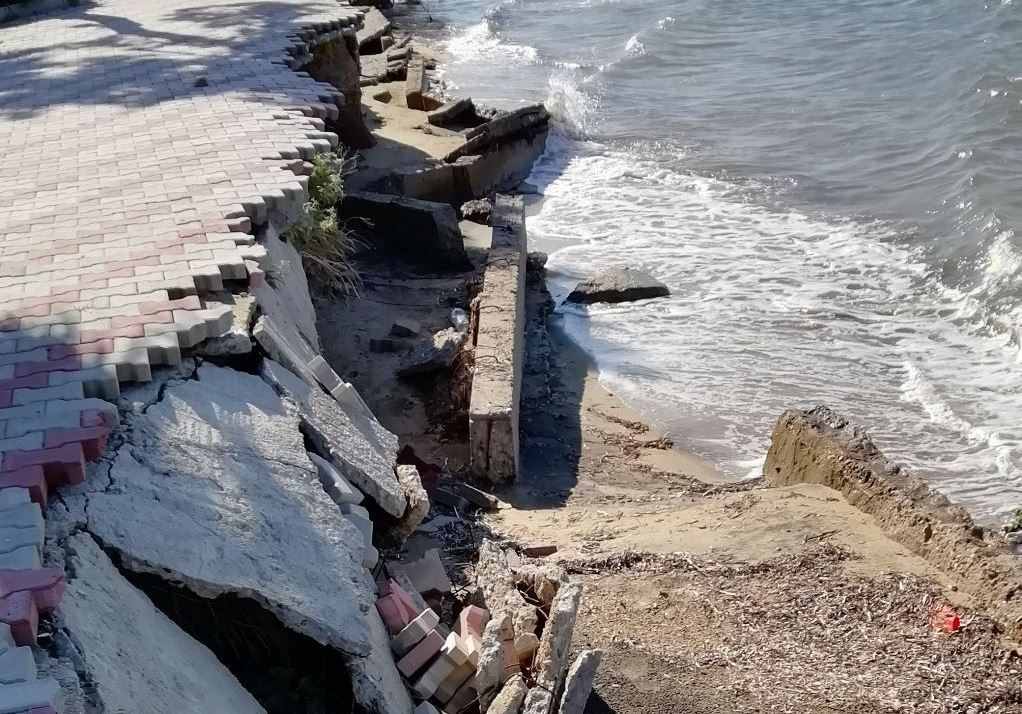 Χαλκιδική : Σήμα «SOS» για την παραλία της Νέας Ηράκλειας - Εικόνες εγκατάλειψης, κατέρρευσε πεζόδρομος