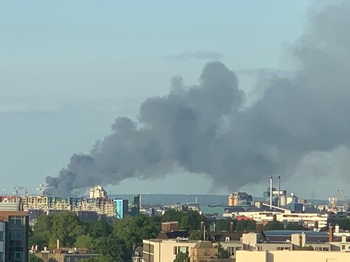 Φωτιά σε αποθήκη στο ανατολικό Λονδίνο – Επί τόπου 125 πυροσβέστες